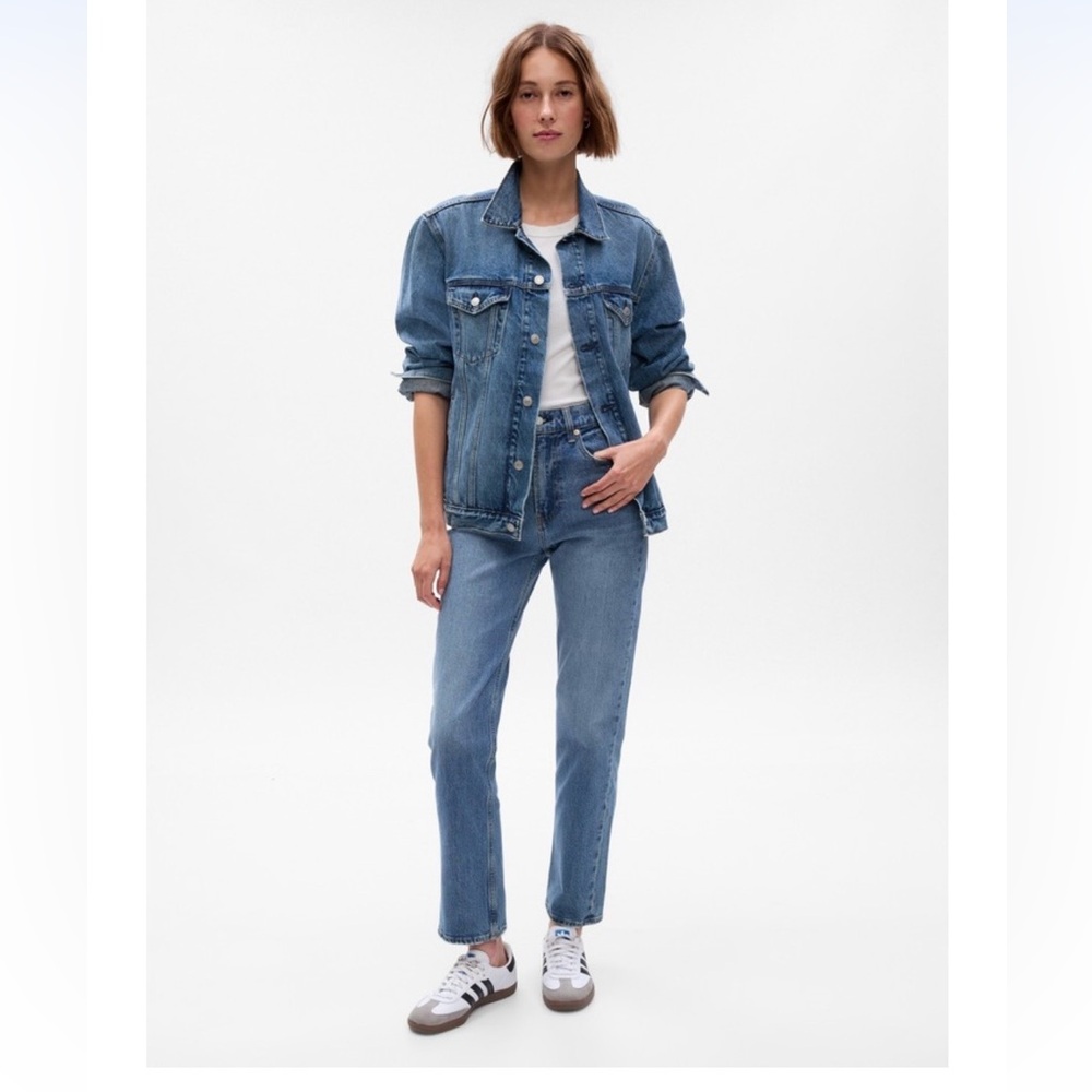 GAP Women's Sky High Straight Leg Jeans in Light Wash Denim